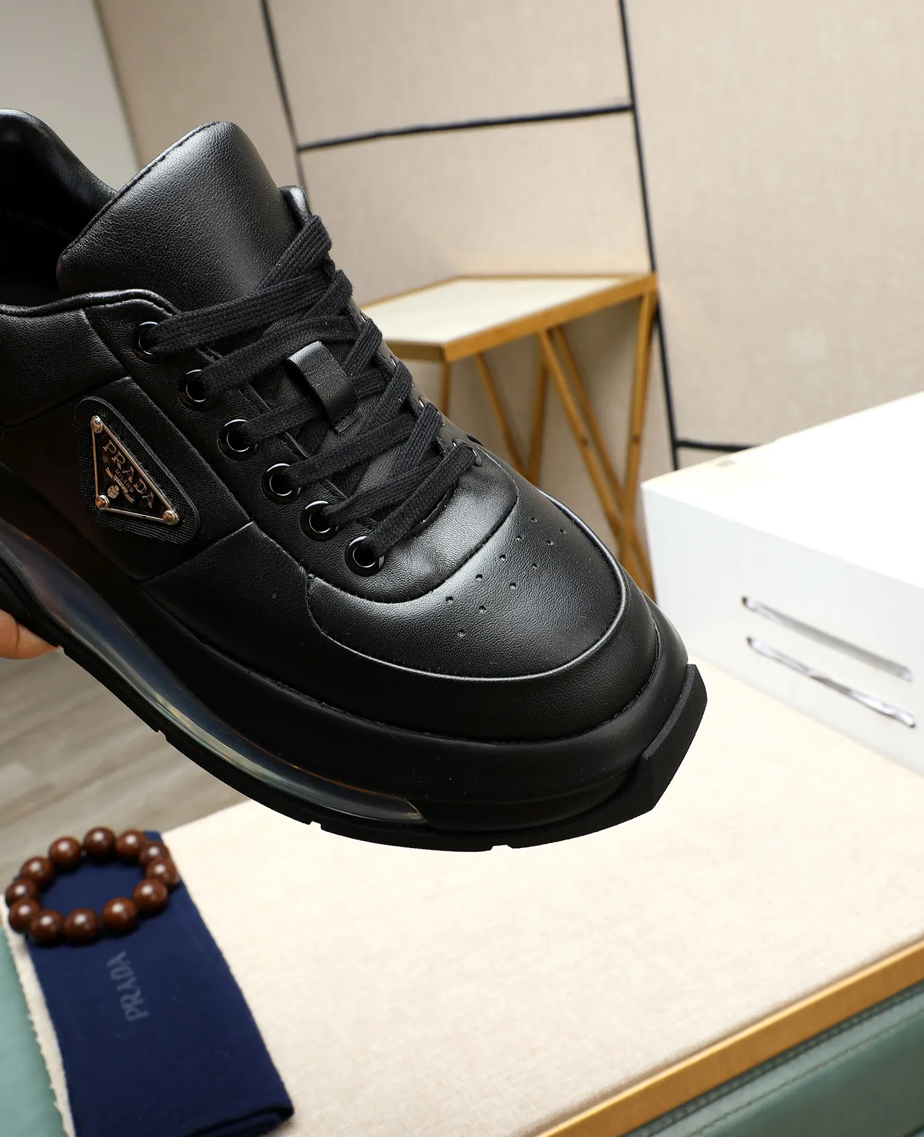 Men's shoes 💰640 high version official website popular models are on the market, 🆘 The trendy brand (Prada) mainly promotes popular models, avant-garde and versatile fashion men's shoes private version mold opening, cowhide surface splicing 1:1 replica... fashionable and simple, original imported cowhide lining cowhide feet; the atmosphere and personality are more fashionable, eye-catching and pursuing class. It will subvert the old ideas and be a must-have for fashion trendsetters with you! Must keep it for yourself! Tall and comfortable, large and low, high-end quality workmanship. Code number: 39-44 (38 45 46 customized)